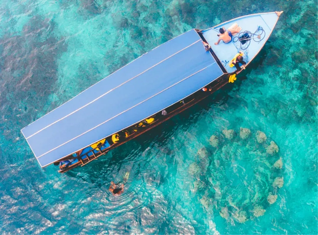 Perahu kaca untuk snorkeling di Gili Lombok