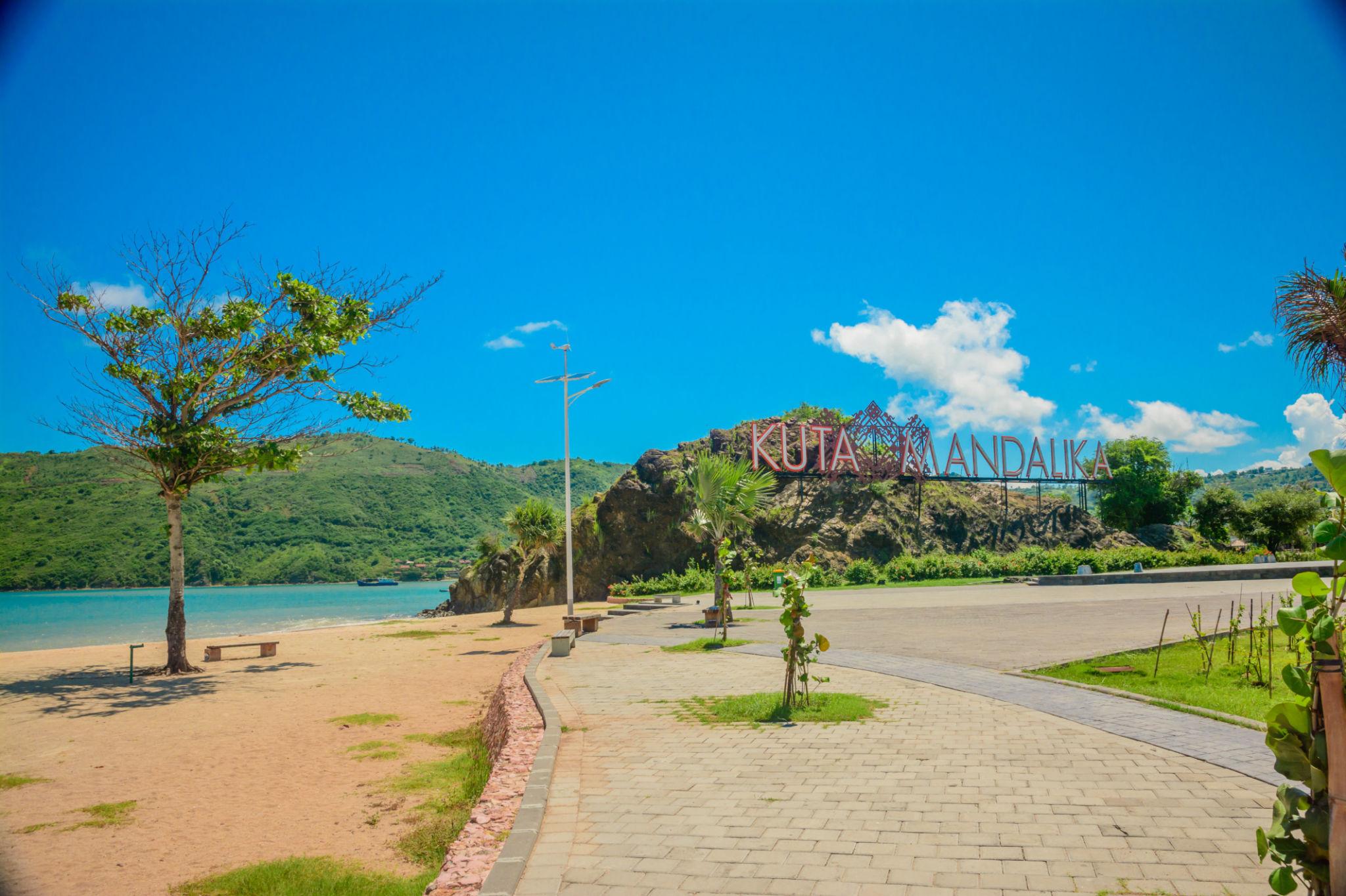 Pantai Kuta Mandalika Lombok dengan garis pantai indah dan pasir putih