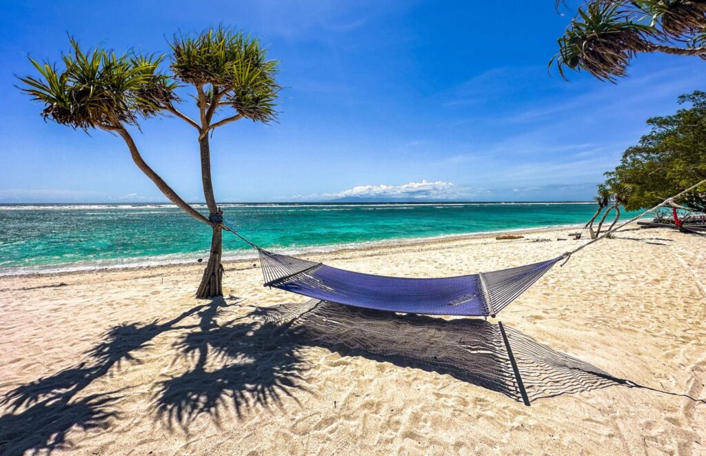 Hammock di tepi pantai Gili Air dengan suasana tropis
