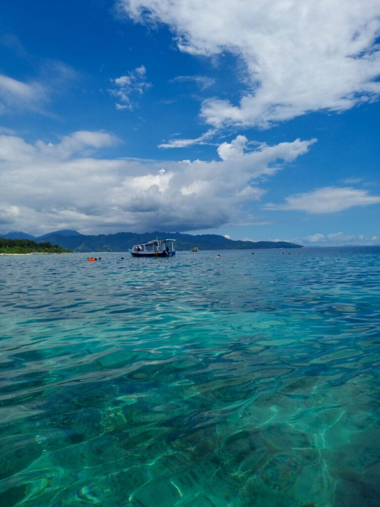 Aktivitas snorkeling di Gili Air Lombok dengan terumbu karang dangkal