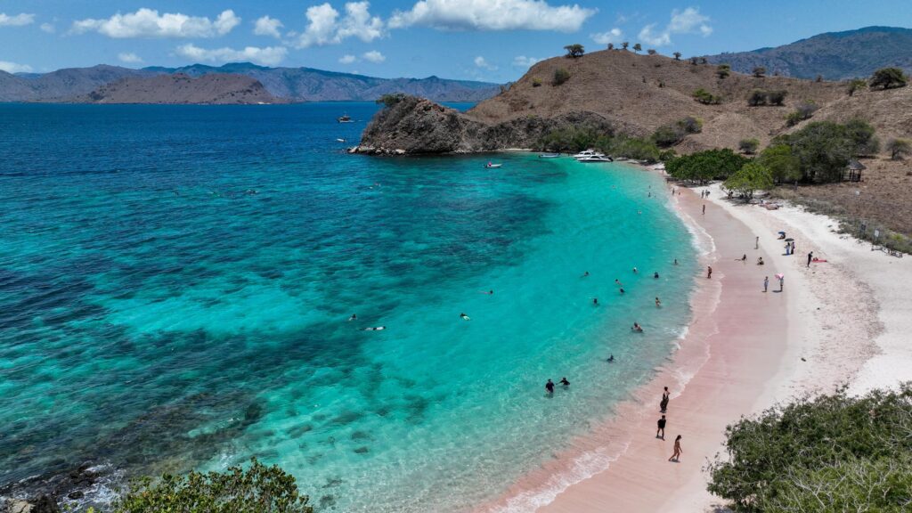Snorkeling di Pink Beach Lombok dengan pasir merah muda