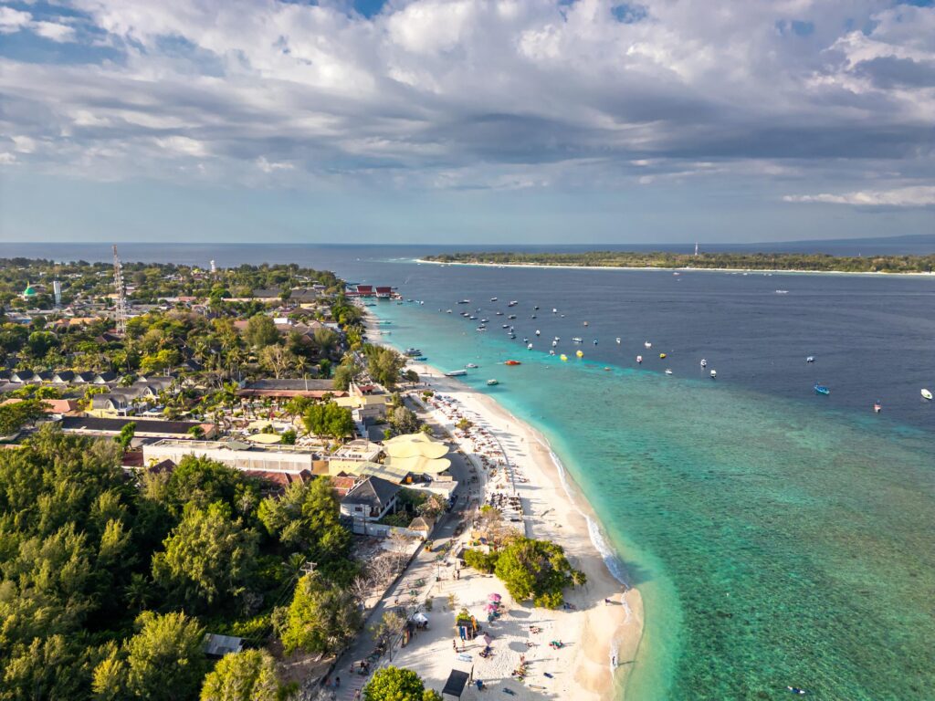 Pantai Gili Trawangan Lombok dengan pasir putih dan air jernih dalam paket wisata Lombok 2026