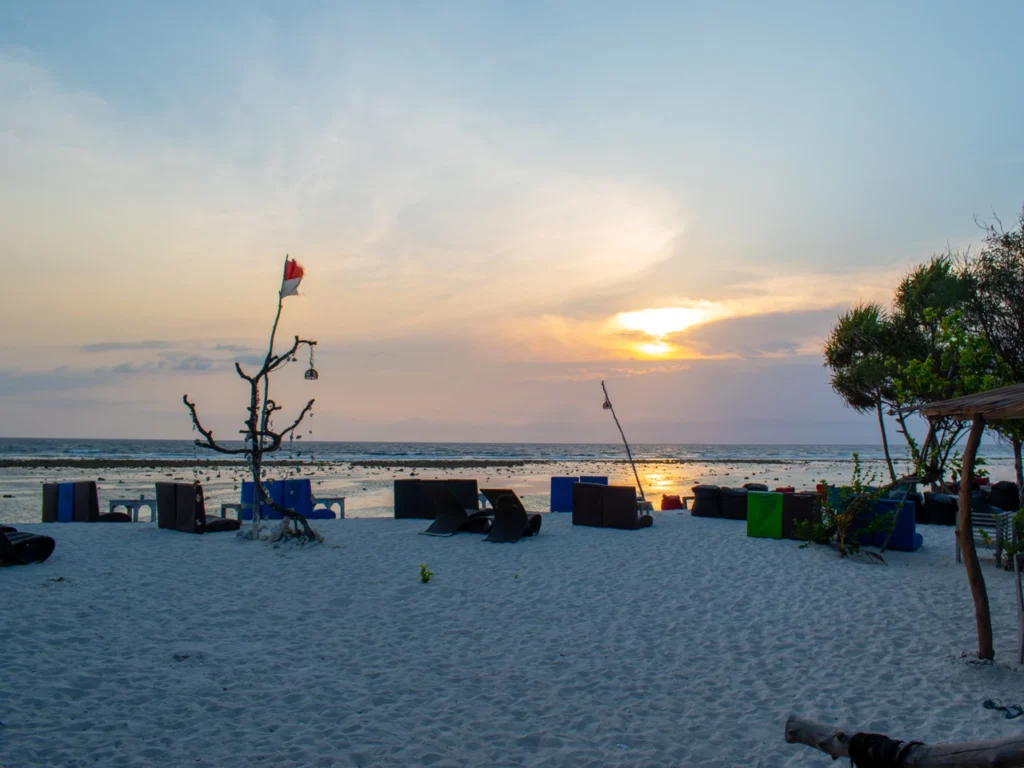 Pemandangan sunset di Gili Trawangan Lombok yang romantis saat sore hari