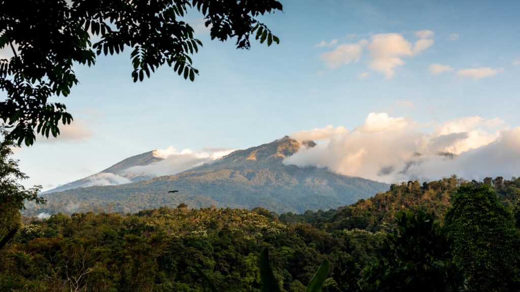 Pemandangan Gunung Rinjani Lombok dari kejauhan dengan langit cerah