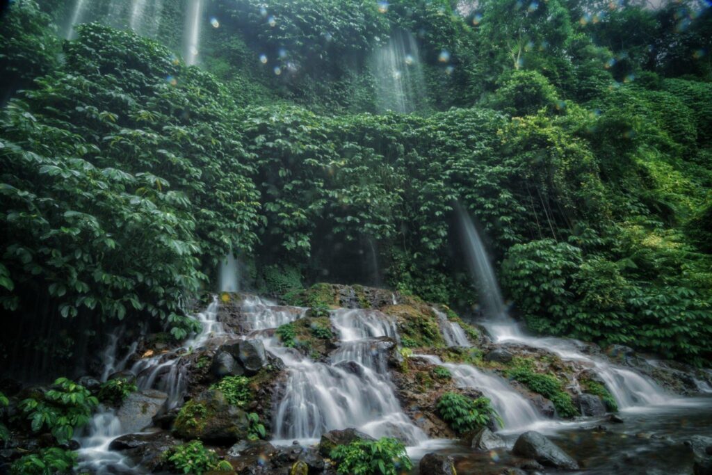 Air Terjun Benang Kelambu dengan aliran air seperti tirai
