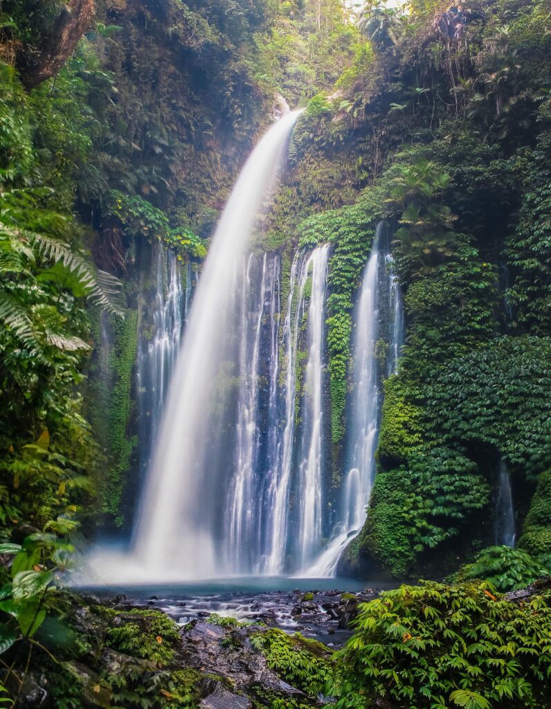 Air Terjun Sendang Gile Lombok dengan aliran air deras di tengah hutan