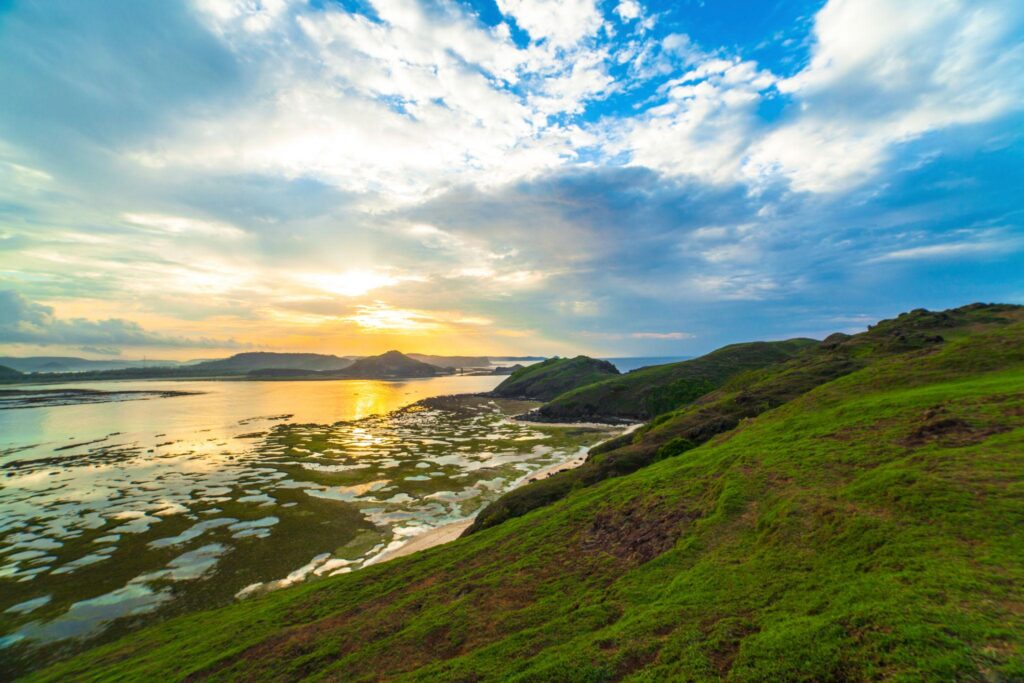Bukit Merese Lombok dengan pemandangan laut dan sunset yang indah