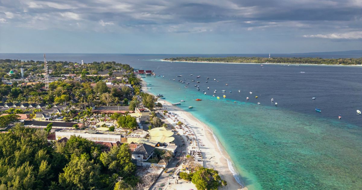 Pantai Gili Trawangan Lombok dengan air laut jernih dalam paket tour Lombok terbaru 2026
