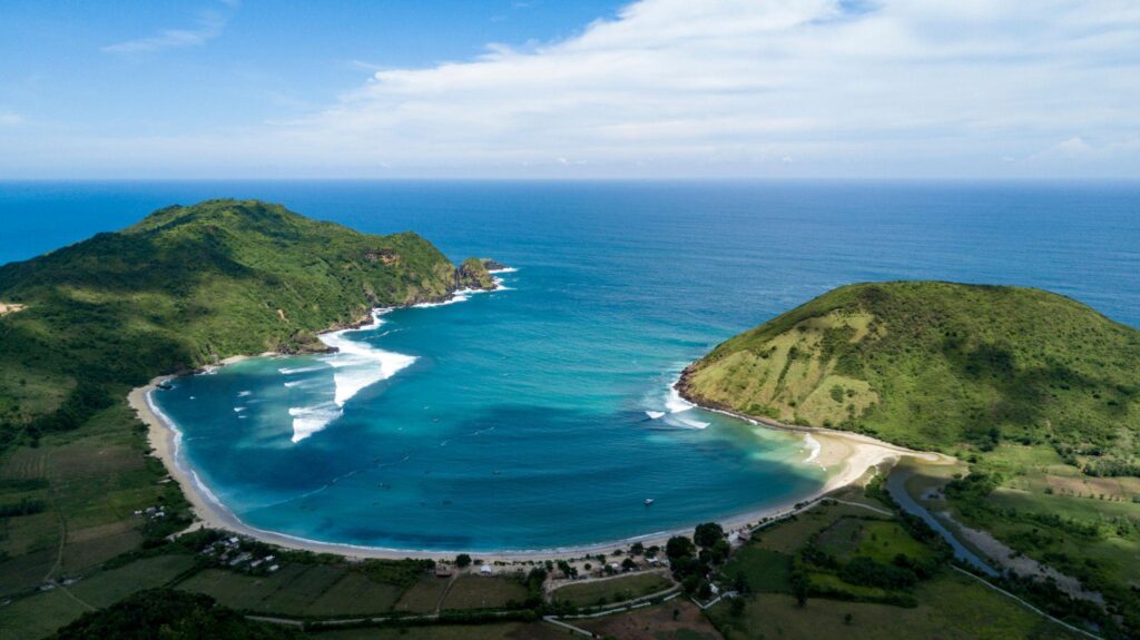 Pantai Mawun Lombok dengan bentuk teluk melengkung dan air biru jernih