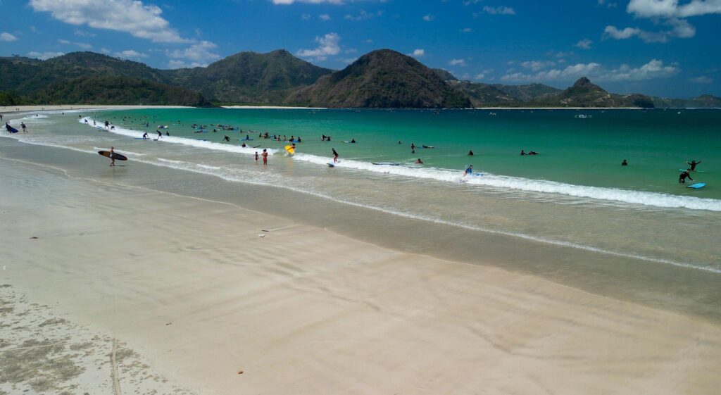 Pantai Selong Belanak Lombok dengan pasir putih dan ombak tenang