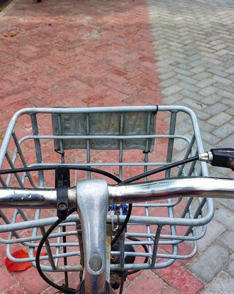 Wisatawan bersepeda mengelilingi Gili Trawangan Lombok