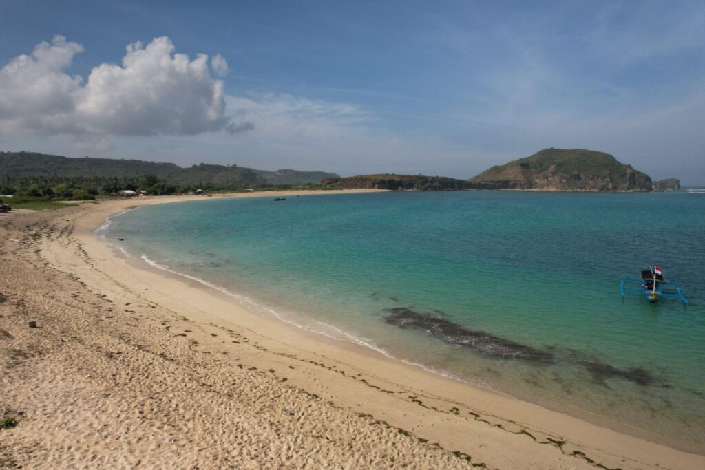 Pantai Selong Belanak Lombok dengan ombak tenang dan pasir putih
