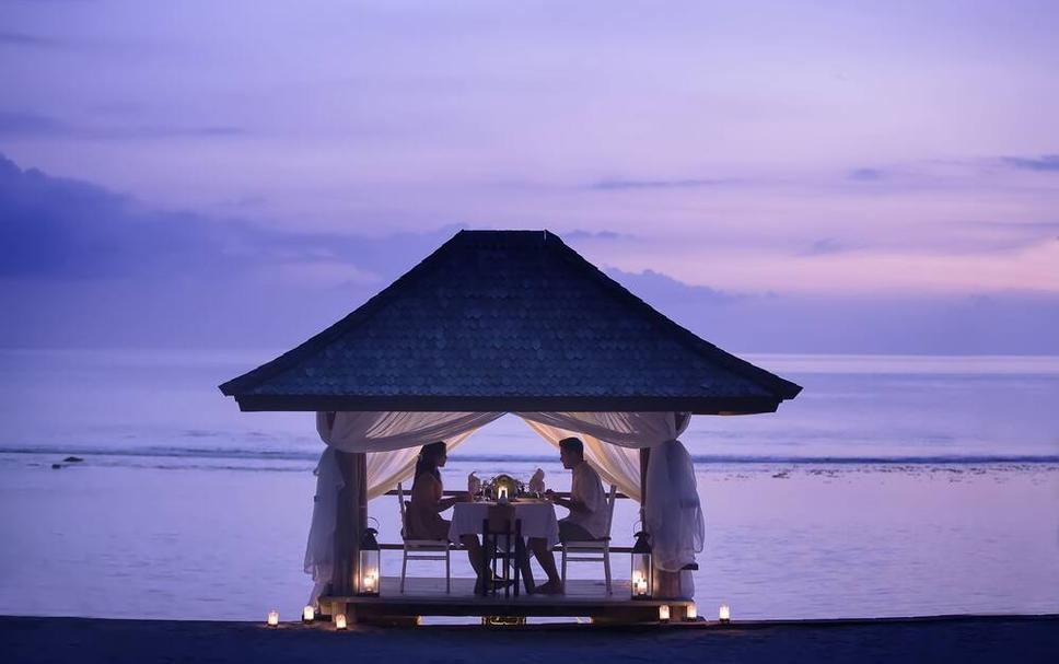 paket honeymoon lombok dengan makan malam romantis di pantai saat sunset untuk pasangan