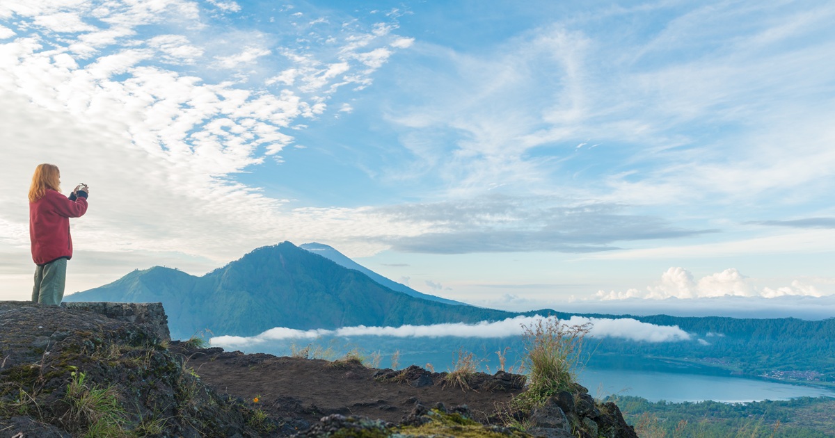 Wisatawan menikmati panorama pegunungan dan danau di Lombok Timur saat menjelajahi hidden gem wisata alam Lombok.