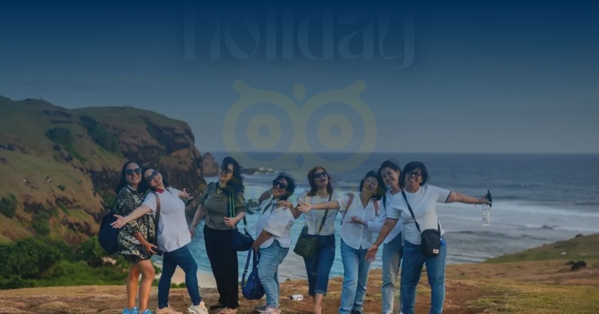 Wisatawan menikmati liburan bersama di Pantai Kuta Mandalika Lombok dalam paket tour Lombok bersama Lombok Tour Explorer.