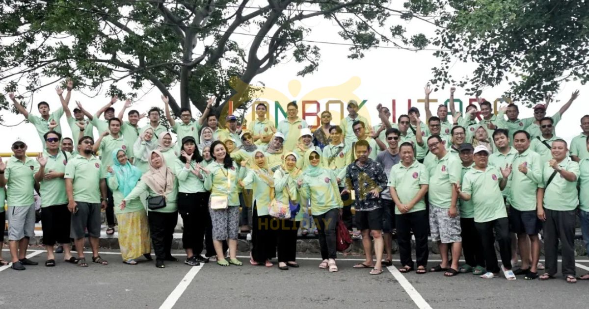 Rombongan wisatawan mengikuti paket tour Lombok bersama Lombok Tour Explorer saat musim liburan dengan layanan group tour yang nyaman dan profesional.