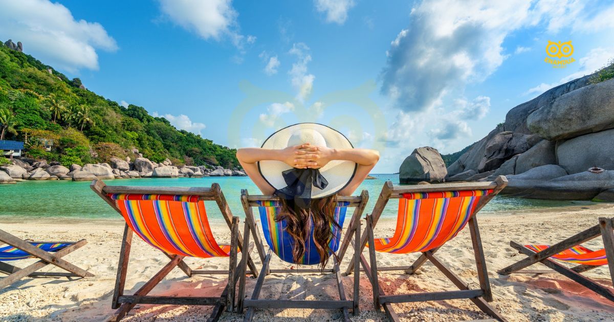 Wisatawan menikmati suasana pantai eksotis saat liburan ke Lombok bulan Juli dengan cuaca cerah dan pemandangan laut yang indah.