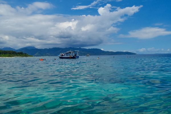 Aktivitas snorkeling di Gili Air Lombok dengan terumbu karang dangkal