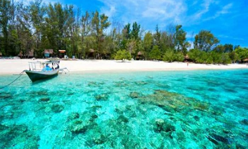 Daily Trip Gili Nanggu Lombok dengan pemandangan air laut jernih, pasir putih, dan suasana pulau tropis yang indah