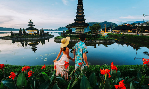 Paket Tour Honeymoon Bali dan Lombok 5 Hari 4 Malam dengan pasangan menikmati suasana romantis di Pura Ulun Danu Beratan Bali