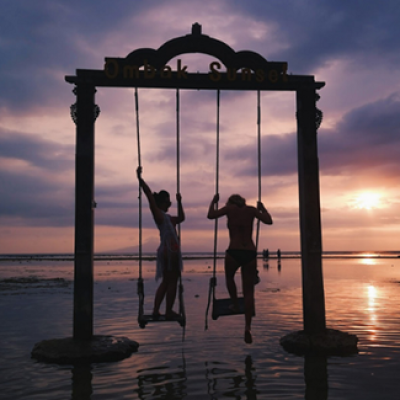Paket Tour Honeymoon Lombok 3 Hari 2 Malam dengan pasangan menikmati sunset romantis di pantai Lombok