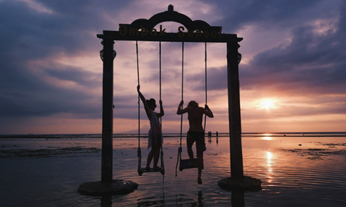 Paket Tour Honeymoon Lombok 3 Hari 2 Malam dengan pasangan menikmati sunset romantis di pantai Lombok