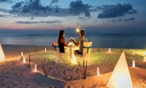 Paket Tour Honeymoon Lombok 4 Hari 3 Malam dengan suasana dinner romantis di pantai saat sunset bersama pasangan