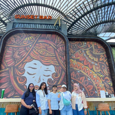 Paket Tour Bali 4 Hari 3 Malam dengan wisatawan menikmati sunset bar dan city tour di Bali dengan suasana modern dan menarik