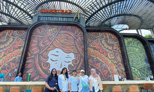 Paket Tour Bali 4 Hari 3 Malam dengan wisatawan menikmati sunset bar dan city tour di Bali dengan suasana modern dan menarik