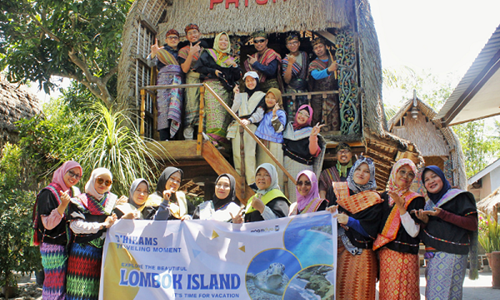 Paket Tour Lombok 3 Hari 2 Malam dengan wisatawan menikmati wisata budaya di desa adat Suku Sasak Lombok