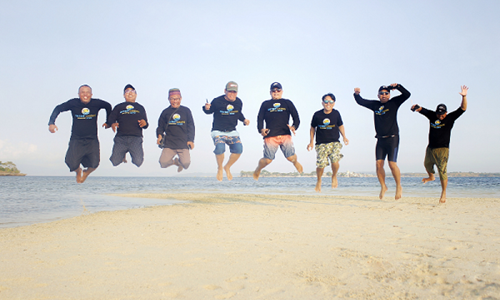 Paket Tour Lombok 5 Hari 4 Malam dengan wisatawan menikmati keseruan di pantai Lombok yang indah dan cerah