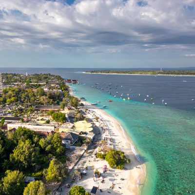 Pantai Gili Trawangan Lombok dengan pasir putih dan air jernih dalam paket wisata Lombok 2026