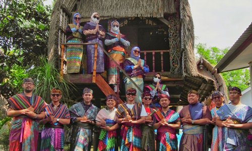 Tour Lombok 4 Hari 3 Malam wisata budaya Suku Sasak dengan pakaian adat di desa tradisional Lombok