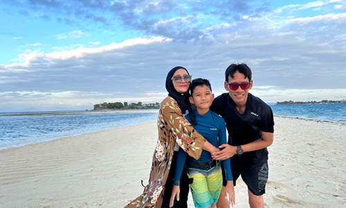 Tour Lombok 4 Hari 3 Malam bersama keluarga menikmati liburan di pantai Lombok dengan pemandangan laut yang indah